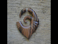 Load image into Gallery viewer, Fake Piercing Edelstahl Arang Holz braun Flügelspirale - chic - net.de
