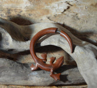 Load image into Gallery viewer, Fake Piercing Edelstahl Rosenholz Holz Gecko Eidechse - chic - net.de
