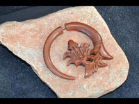 Load image into Gallery viewer, Fake Piercing Ohrring aus Rosenholz Edelstahl Flames - chic - net.de
