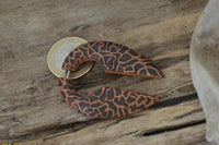 Load image into Gallery viewer, Fake Piercing Ohrring Holz Tropfen braun Alien Ei - chic - net.de
