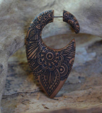 Load image into Gallery viewer, Fake Piercing Ohrring Holz Tropfen braun Mandala Blume - chic - net.de
