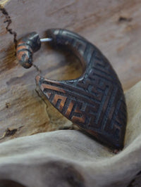 Load image into Gallery viewer, Fake Piercing Ohrring Holz Tropfen dunkel Sayagata - chic - net.de
