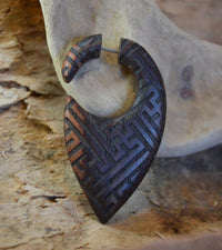 Load image into Gallery viewer, Fake Piercing Ohrring Holz Tropfen dunkel Sayagata - chic - net.de
