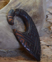 Load image into Gallery viewer, Fake Piercing Ohrring Holz Tropfen dunkel Sayagata - chic - net.de
