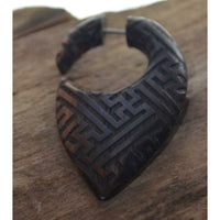 Load image into Gallery viewer, Fake Piercing Ohrring Holz Tropfen dunkel Sayagata - chic - net.de
