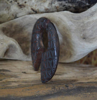 Load image into Gallery viewer, Fake Piercing Ohrring Narra Holz Kreis Blume des Lebens - chic - net.de
