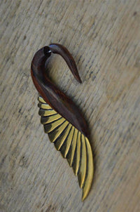 Load image into Gallery viewer, Fake Piercing Ohrring Narraholz Edelstahl Brass Schwan - chic - net.de
