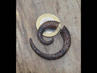 Load image into Gallery viewer, Fake Piercing Ohrring Spirale Holz dunkel Labyrinth - chic - net.de
