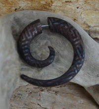 Load image into Gallery viewer, Fake Piercing Ohrring Spirale Holz dunkel Labyrinth - chic - net.de
