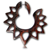 Cargar imagen en el visor de la galería, Fake Piercing Sono Holz Flammen Ring gestanzt braun gemasert Plug nickelfrei spitz Kreise Ohrstecker - chic - net.de
