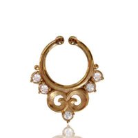 Cargar imagen en el visor de la galería, Fake Septum Piercing Nasenringe golden Brass Messing Glitzer Steine weiß Zirkonia Schnörkel - chic - net.de
