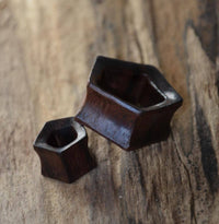 Load image into Gallery viewer, Flesh Tunnel Holz Fünfeck Pentagon dunkel double flared - chic - net.de
