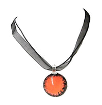 Load image into Gallery viewer, Glasanhänger mit Stoffkette, Rot mit Strichmuster, rund, 3cmØ
