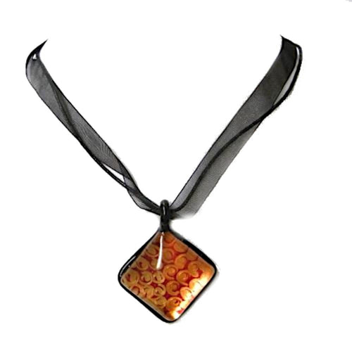 Glasanhänger mit Stoffkette, Rot mit Muster, quadratisch, 3,3x3,3cmØ