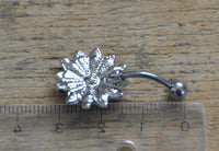 Load image into Gallery viewer, Glitzer Bauchnabel Piercing Kristall Blume Edelstahl - chic - net.de
