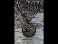 Load image into Gallery viewer, Halskette Holz verstellbar Anhänger keltischer Knoten - chic - net.de
