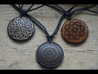 Load image into Gallery viewer, Halskette Holz verstellbar Anhänger rund Blume indisch - chic - net.de
