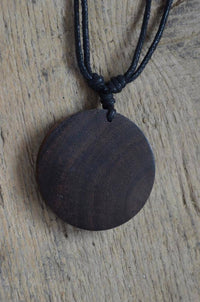 Load image into Gallery viewer, Halskette Holz verstellbar Anhänger rund Ranken - chic - net.de
