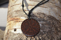 Load image into Gallery viewer, Halskette Holz verstellbar Anhänger rund Vegvisir - chic - net.de
