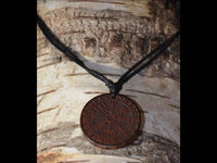 Load image into Gallery viewer, Halskette Holz verstellbar Anhänger rund Vegvisir - chic - net.de
