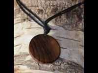 Load image into Gallery viewer, Halskette Holz verstellbar Anhänger rund Vegvisir - chic - net.de
