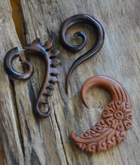 Load image into Gallery viewer, Holz Hook Ohr Piercing braun Feder Blume 6mm - chic - net.de
