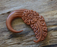 Load image into Gallery viewer, Holz Hook Ohr Piercing braun Feder Blume 6mm - chic - net.de
