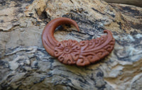Load image into Gallery viewer, Holz Hook Ohr Piercing braun Feder Blume 6mm - chic - net.de
