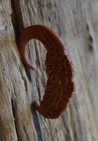 Load image into Gallery viewer, Holz Hook Ohr Piercing braun Feder Blume 6mm - chic - net.de
