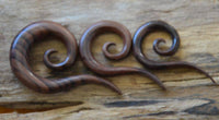 Cargar imagen en el visor de la galería, Holz Piercing Dehnschnecke Spirale lange Spitze dunkel - chic - net.de

