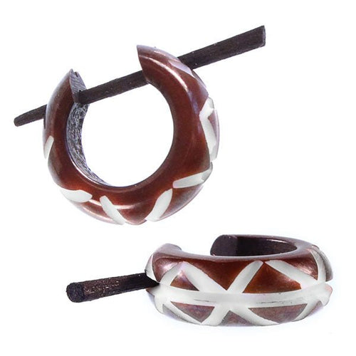 Holz Pin - Ohrringe 14 mm braun X Linie weiß Creolen Pin handgeschnitzt - chic - net.de