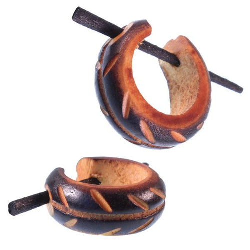 Holz Pin - Ohrringe 14 mm dunkel hell braun Linien Blattader Creolen Pin handgeschnitzt - chic - net.de