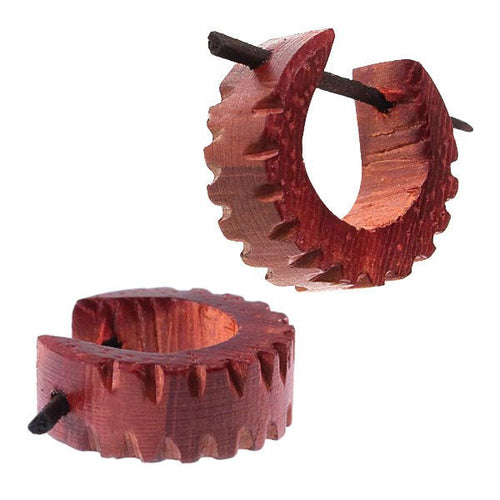 Holz Pin - Ohrringe 14 mm Zacken Rand Kerben braun Creolen Pin handgeschnitzt - chic - net.de