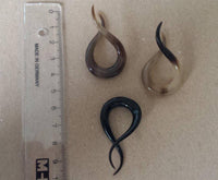 Load image into Gallery viewer, Hook Buffalo Horn Piercing Expander Bogen gewunden hell bis schwarz 6mm Lobe - chic - net.de
