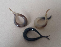 Load image into Gallery viewer, Hook Buffalo Horn Piercing Expander Bogen gewunden hell bis schwarz 6mm Lobe - chic - net.de
