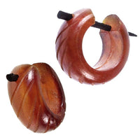 Cargar imagen en el visor de la galería, Horn Pin - Ohrringe Bernstein farben diagonal Rillen Creolen Holz Pin 14 mm handgeschnitzt - chic - net.de
