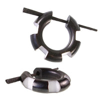 Load image into Gallery viewer, Horn Pin - Ohrringe schwarz 14 mm Kerben breit weiß Creolen Holz Pin handgeschnitzt - chic - net.de
