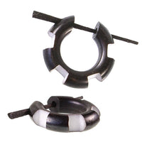 Load image into Gallery viewer, Horn Pin - Ohrringe schwarz 14 mm Kerben breit weiß Creolen Holz Pin handgeschnitzt - chic - net.de
