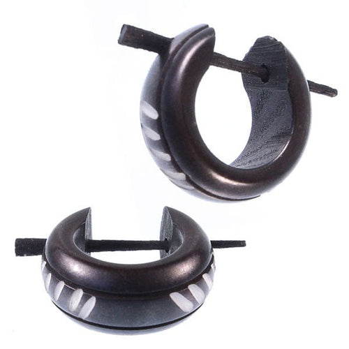 Horn Pin - Ohrringe schwarz 14 mm weiß diagonal Linien Mitte frei Creolen Holz Pin handgeschnitzt - chic - net.de