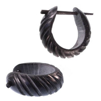 Cargar imagen en el visor de la galería, Horn Pin - Ohrringe schwarz diagonal 17 mm Rillen Creolen Holz Pin handgeschnitzt - chic - net.de
