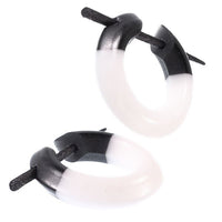 Cargar imagen en el visor de la galería, Horn Pin - Ohrringe weiß Enden schwarz Creolen Holz Pin 14 mm handgeschnitzt - chic - net.de
