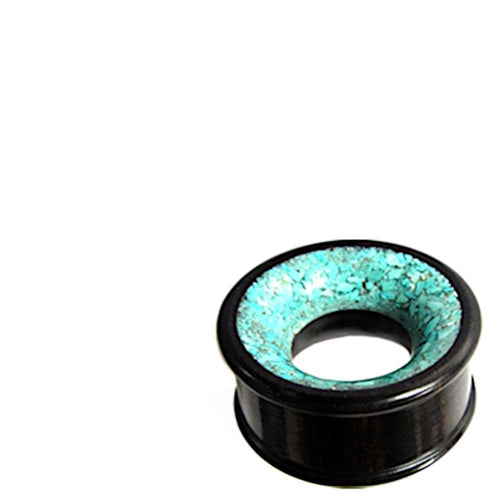 The Holz Tunnel türkis schwarz crushed Stein Inlay Eisenholz is a unisex plug tunnel featuring a vibrant türkis crushed stone inlay on the outer edge, shown against a white background.
