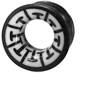 Load image into Gallery viewer, A black and white round Tribal Holz Tunnel aus Eisenholz, handgeschnitzt mit weißem Bone Inlay und schwarzem geometrischen Muster am Rand. Holztunnel/Knochen Plug mit hohlem Zentrum.
