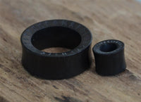 Cargar imagen en el visor de la galería, Flesh Tunnel Holz dunkel double flared Runen Ring
