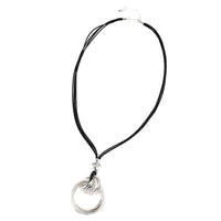 Cargar imagen en el visor de la galería, Kette 64 - 71cm Anhänger 9 cm silbern Glitzer Brassringe Knoten Acrylseile schwarz - chic - net.de
