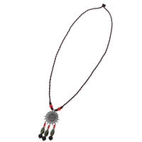 Cargar imagen en el visor de la galería, Kette 84 cm Brassanhänger Blume Herzen Perlen 10 cm grün rot schwarz Kordel - chic - net.de
