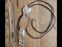 Load image into Gallery viewer, Kette Kautschuk - Band schwarz Anhänger Messing Herzen unregelmäßige Form 76 - 82 cm - chic - net.de
