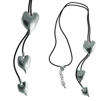 Load image into Gallery viewer, Kette Kautschuk - Band schwarz Anhänger Messing Herzen unregelmäßige Form 76 - 82 cm - chic - net.de
