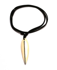 Load image into Gallery viewer, Surferkette Bonekette Kette Bone Baumwolle Surfer Style Surfbrett Anhänger Unisex Schmuck weiß schwarzer Strich

