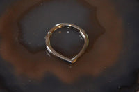 Cargar imagen en el visor de la galería, Klapp Segmentring Piercing spitz Edelstahl Gold PVD - chic - net.de
